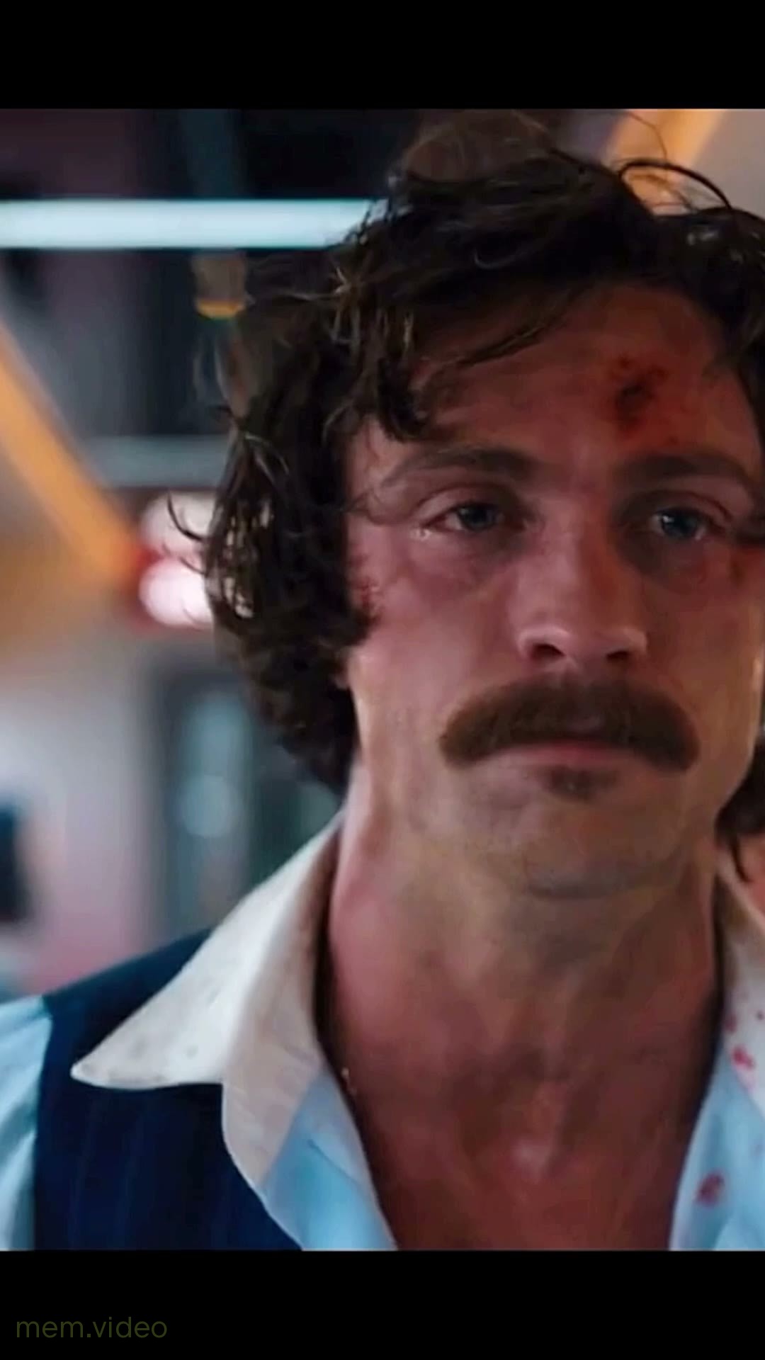 Кадр: Аарон Тейлор-Джонсон в синем костюме из фильма «Быстрее пули»