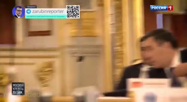 Кадр: Путин передает записку на переговорах