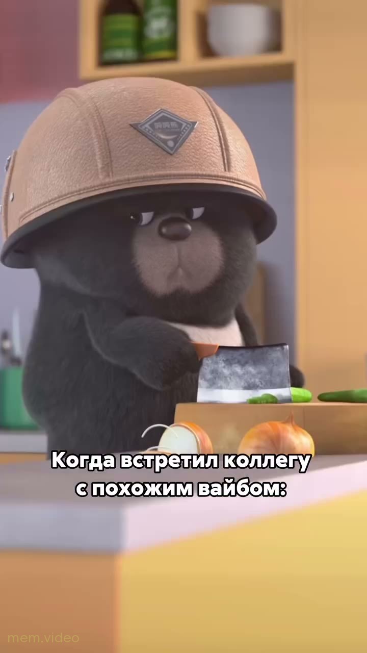 Кадр: Панда стучит ложкой с миской на голове и танцует на кухне