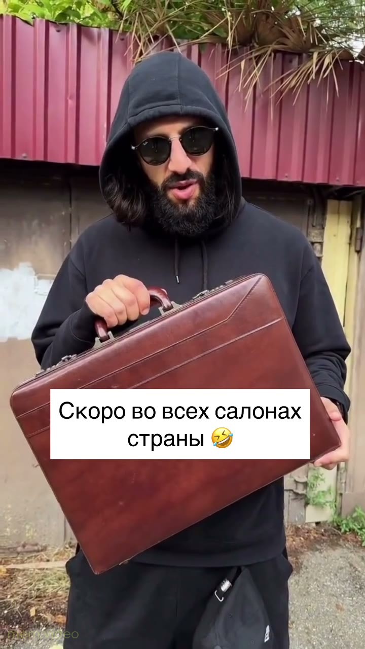 Кадр: «Люди приличные платят наличными» — мужчина с портфелем