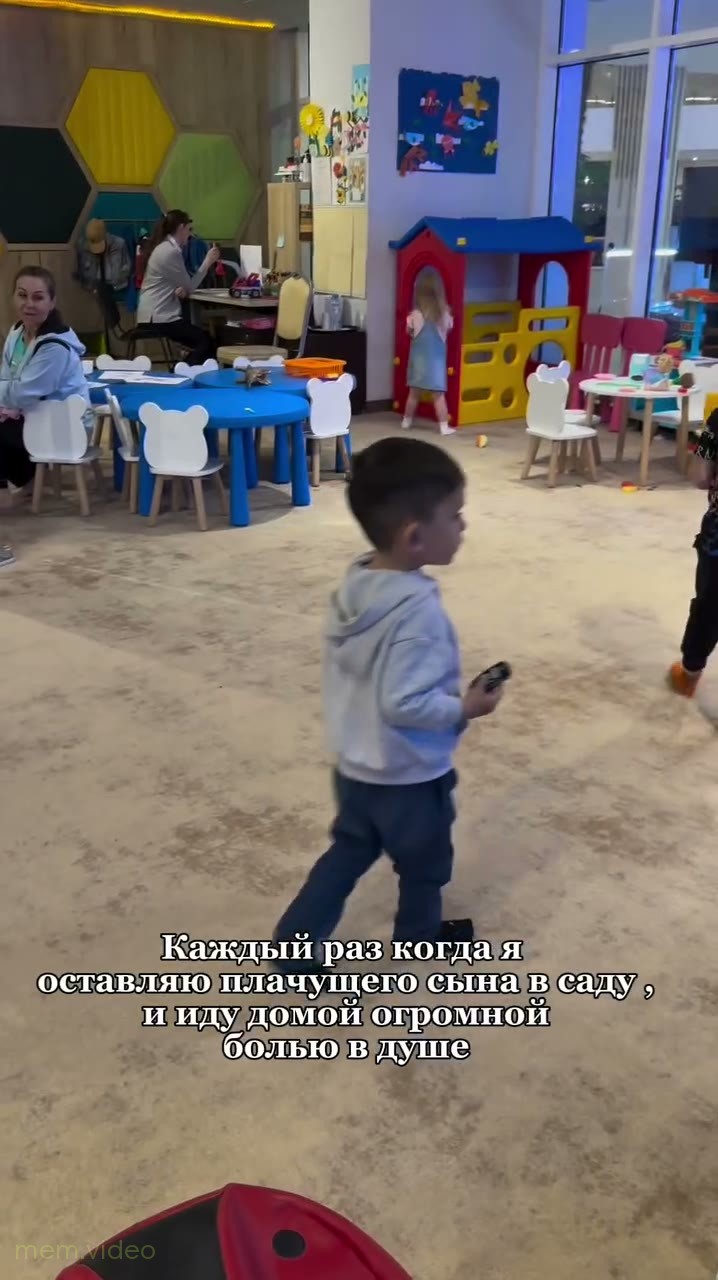 Кадр: Мужчина в тюрьме и плачущий ребенок
