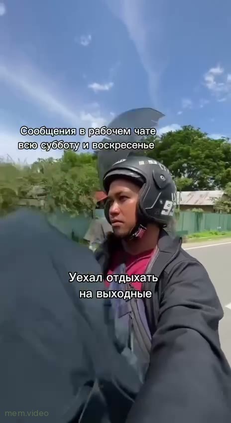 Кадр: Мужчина в шлеме едет на мотоцикле