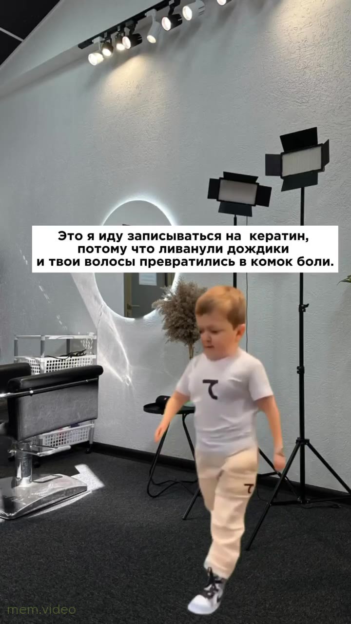 Кадр: Хасбик уверенно шагает по студии