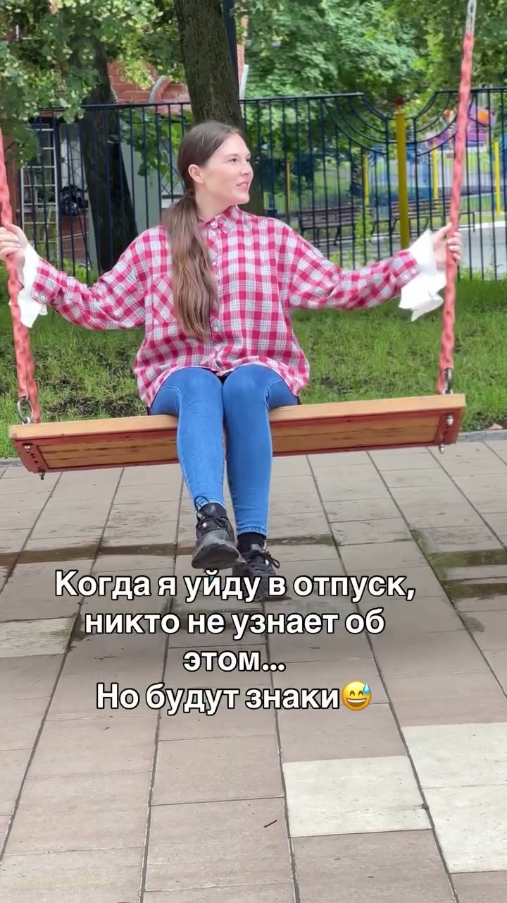 Кадр: Мужчина в очках счастливый танцует у фонтана