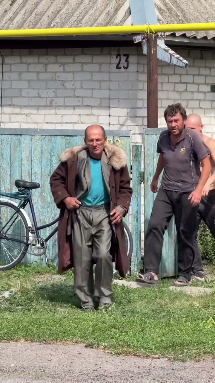 Кадр: Мужчины выходят из калитки в пальто и размахивают руками