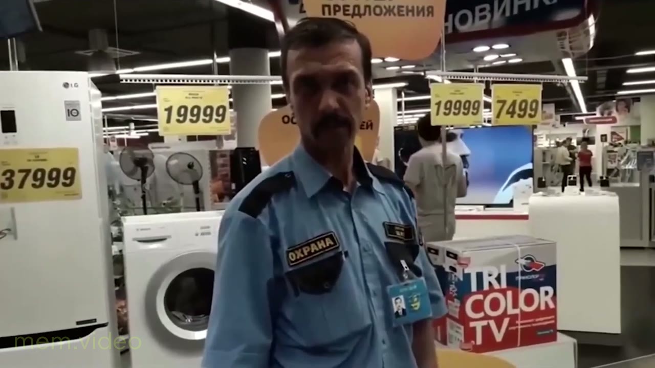 Кадр: Охранник спрашивает «Охрану вызовешь?»