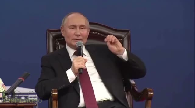 Кадр: «Важен контент, вот что важно» — Путин говорит в микрофон