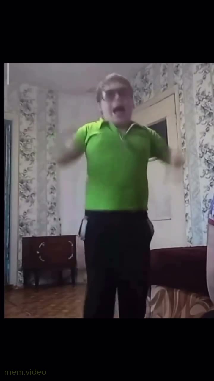 Кадр: Мальчик в зелёной футболке и очках танцует под Нума Нума Е