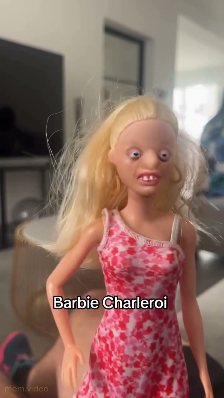 Кадр: Страшная кукла Barbie Charleroi улыбается