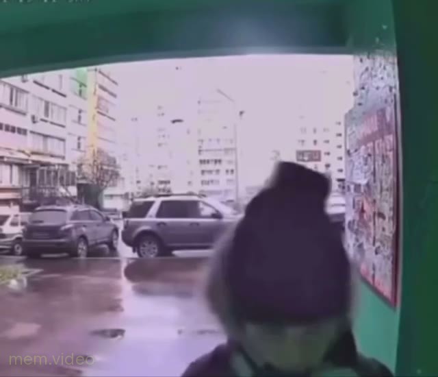 Кадр: Ребёнок в шапке крутит головой перед камерой домофона