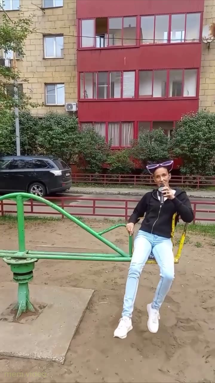 Кадр: Женщина с микрофоном и собака в пледе на карусели — «Улетаем на Гаити»