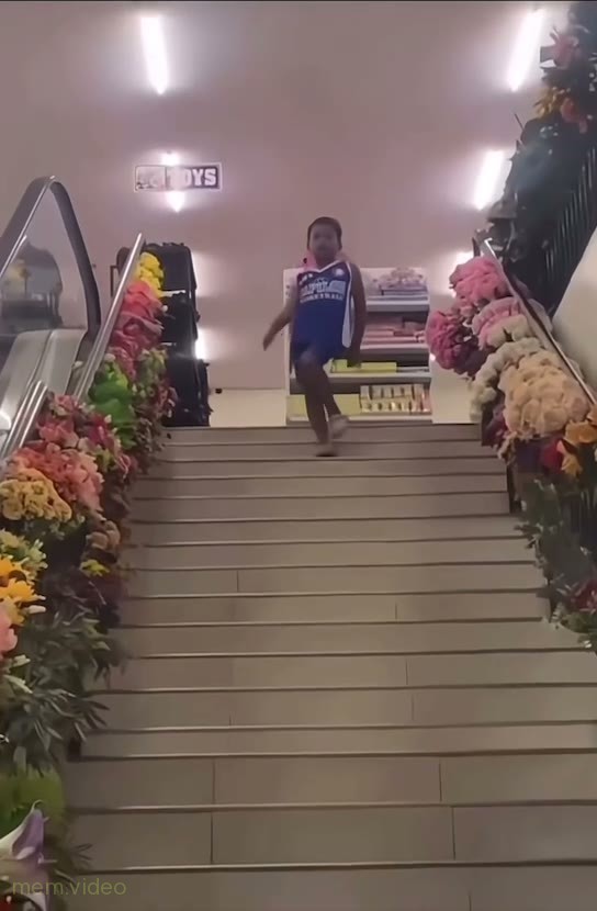 Кадр: Мальчик в синей форме танцует на лестнице