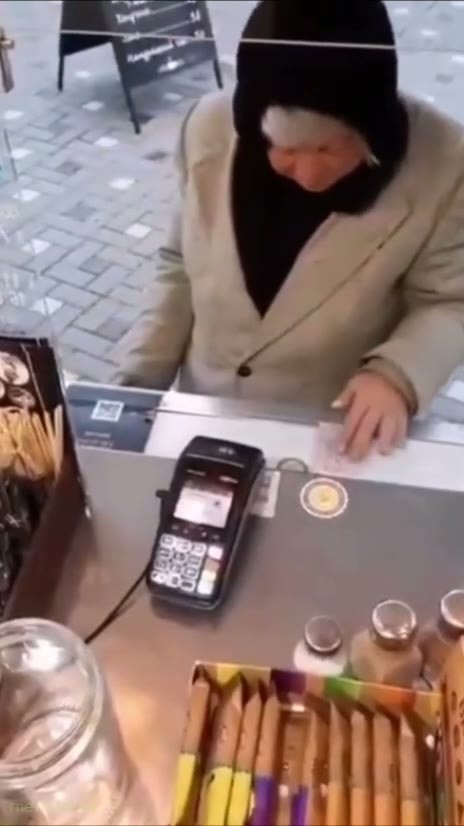Кадр: Бабушка в платке на кассе — Да ты что охуел