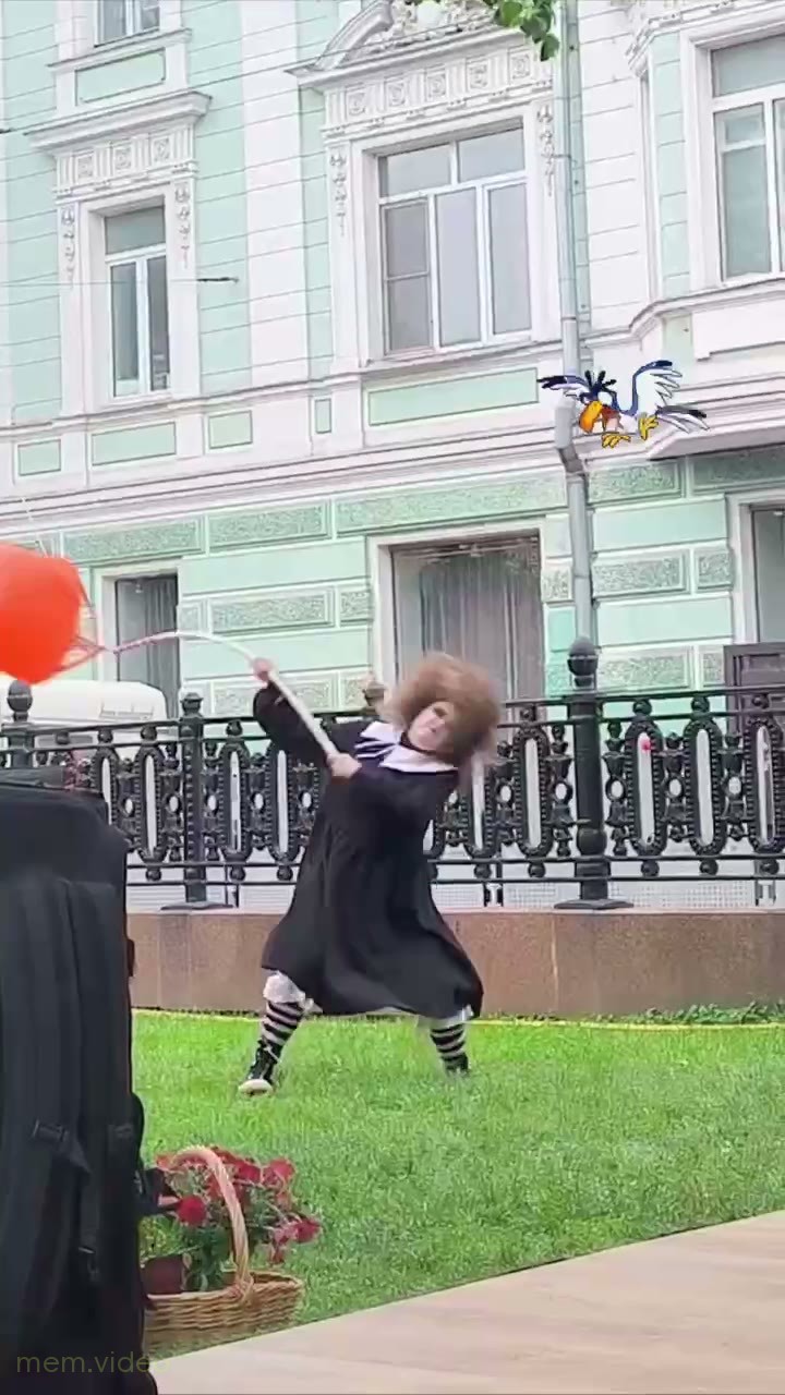 Кадр: Хмурый мим Ксения размахивает огромным сачком