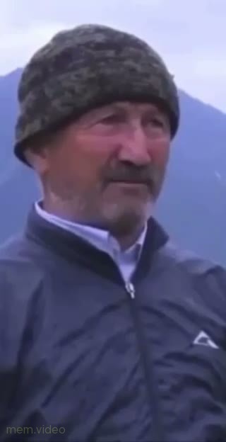 Кадр: «Выходных нет, понедельника нет» — мужчина в шапке