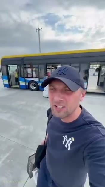 Кадр: «Я не хочу домой, хочу остаться на отдыхе» — Зубарев в аэропорту