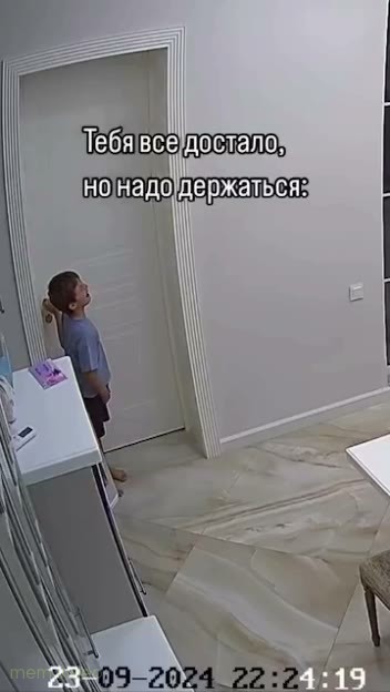 Кадр: Мальчик плачет и пытается открыть закрытую дверь