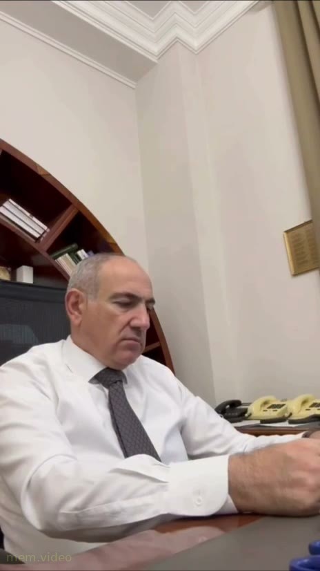 Кадр: «Прости меня, моя любовь» — Никол Пашинян грустит в кабинете