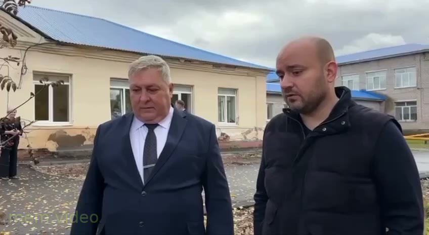 Кадр: "Уволен нахуй" — двое мужчин разговаривают на улице