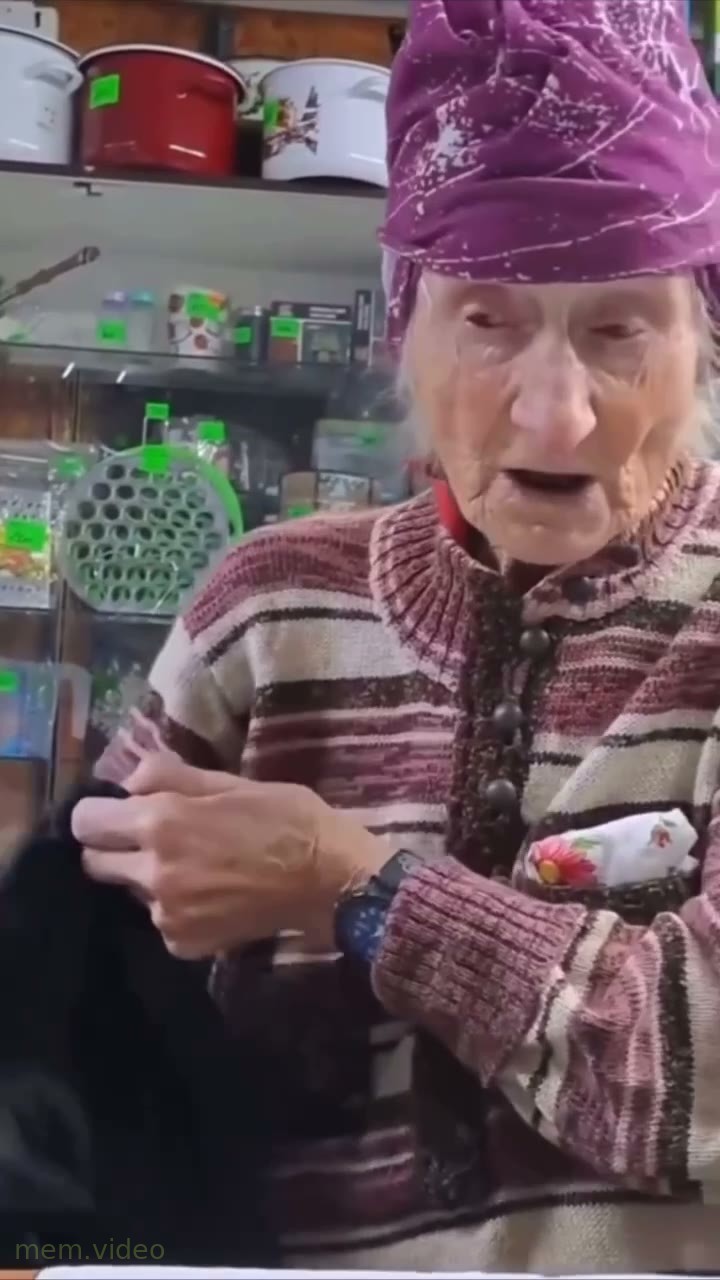 Кадр: «Немножко сумасшедшая» — бабушка в платке