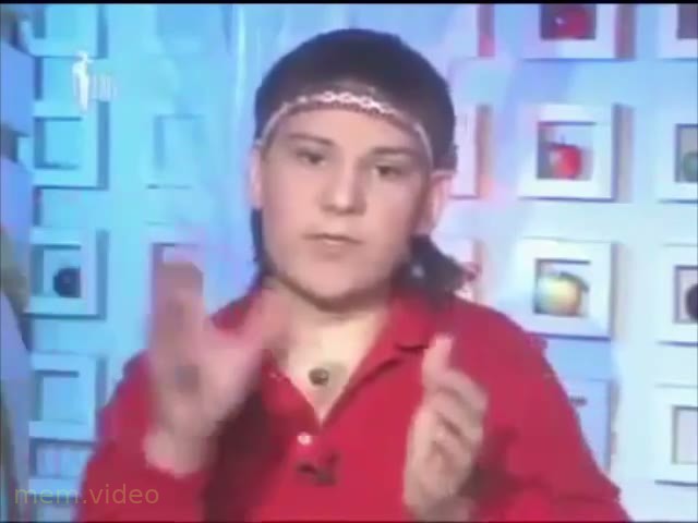 Кадр: "Сущность в виде гномика" — парень в красной рубашке