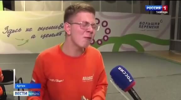 Кадр: «Я выиграл, мам» — Кирилл плачет от счастья с чеком