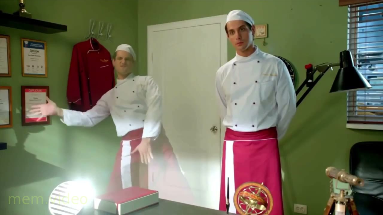 Кадр: Повар Макс из «Кухни» стоит, пока его двойник танцует