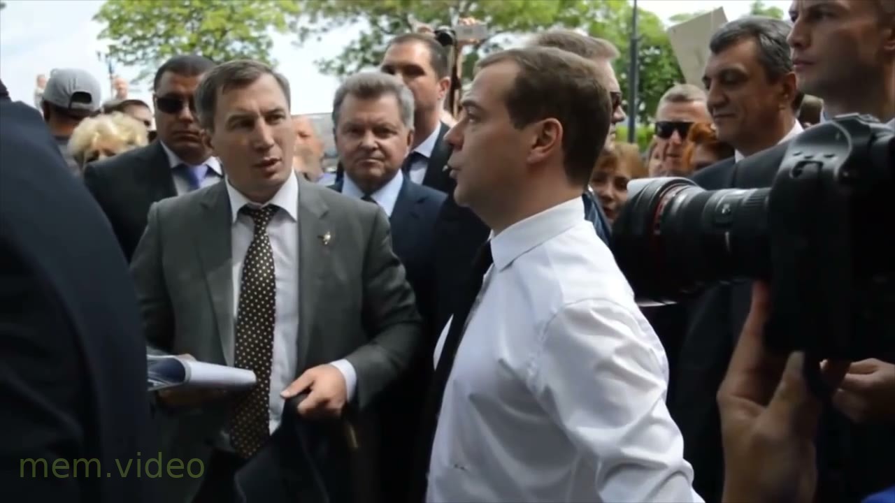 Кадр: "Денег нет, но вы держитесь" — Дмитрий Медведев говорит с толпой