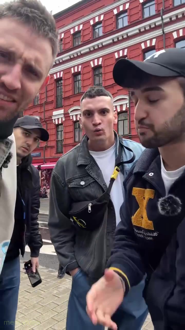 Кадр: «Это наш следующий экспонат» — парни восхищаются