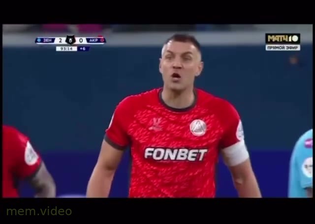 Кадр: Дзюба в красной футболке ругается на матче