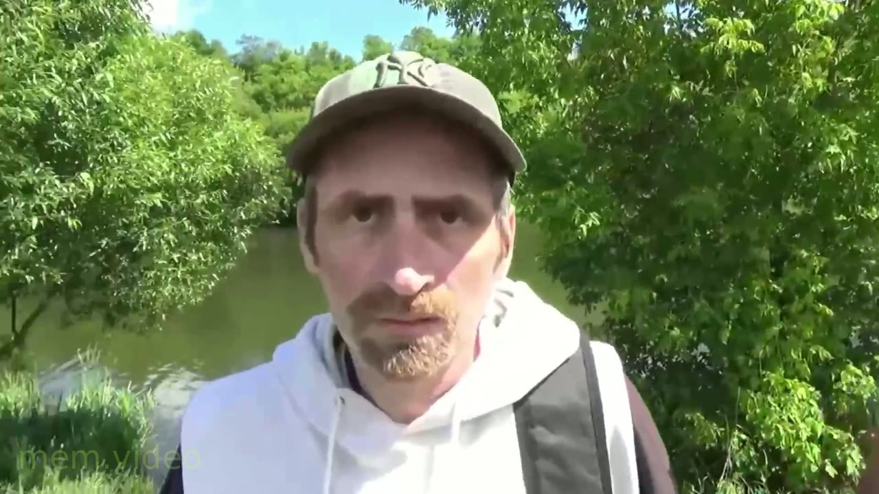 Кадр: «Не то чтобы по вкусу вкусно, но по сути вкусно» — мужчина в кепке