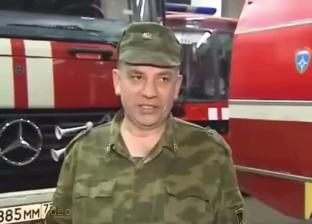 Кадр: «Непосредственно тушим пожары» — пожарный дает интервью