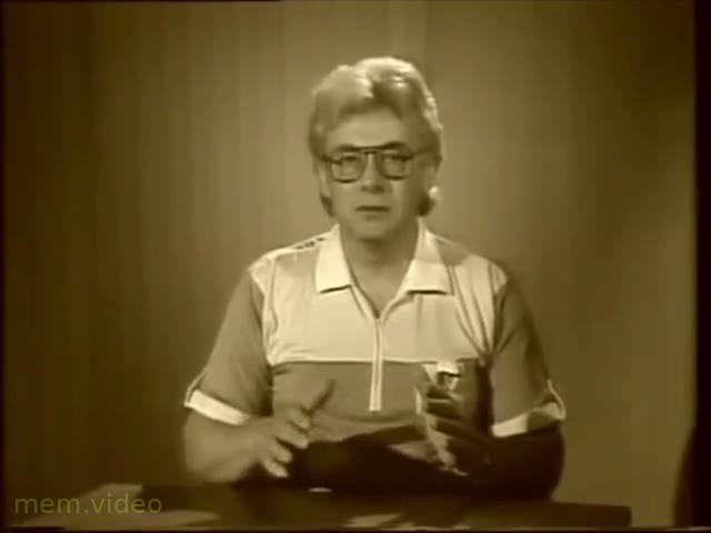 Кадр: Алан Чумак молча заряжает воду и водит руками