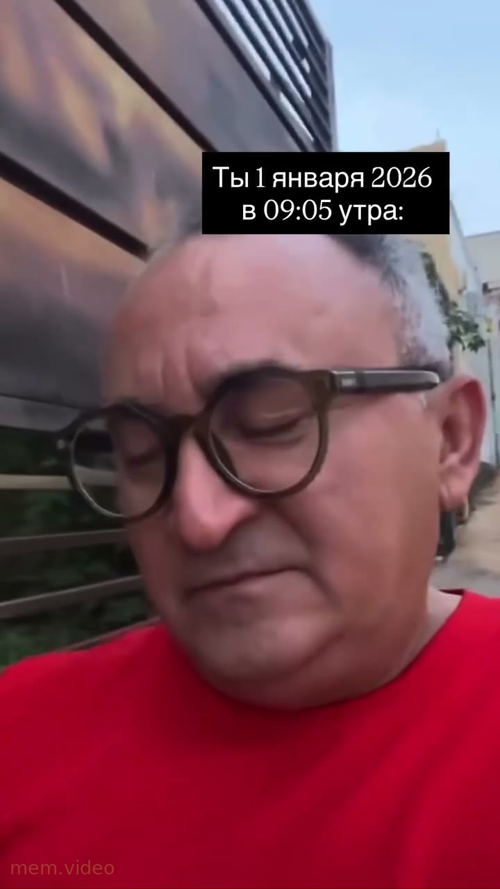 Кадр: "Saúde!" — мужчина в очках пьет пиво из бокала