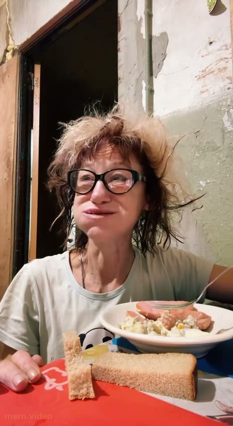 Кадр: «Тебе нравится твоя красавица?» — блогер Галюна за столом