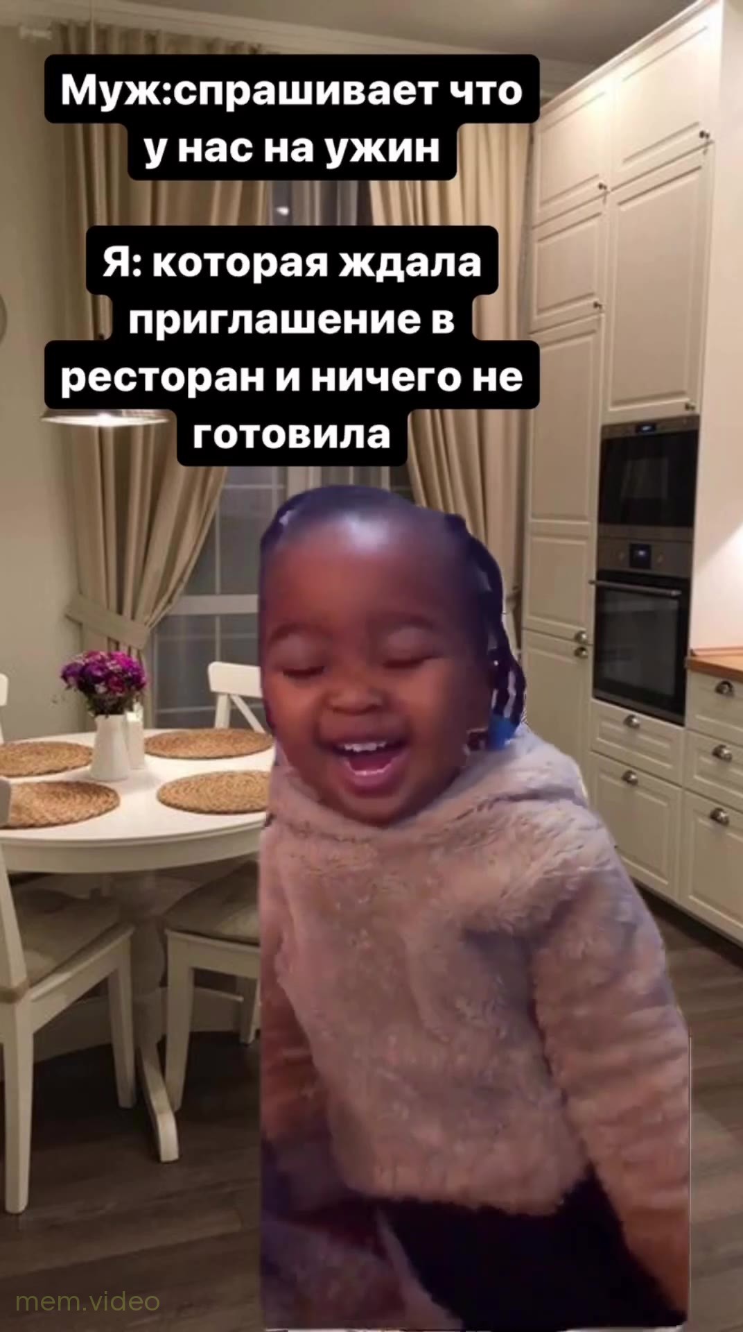 Кадр: Девочка в свитере смеётся и застенчиво улыбается