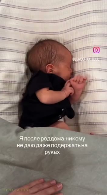 Кадр: Александр Гудков в белой шапке в лесу обращается к камере