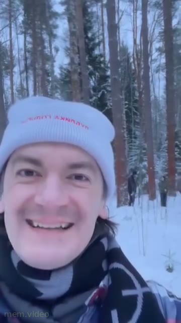 Кадр: "А вы там что, ягерь пьете?" — Александр Гудков в лесу