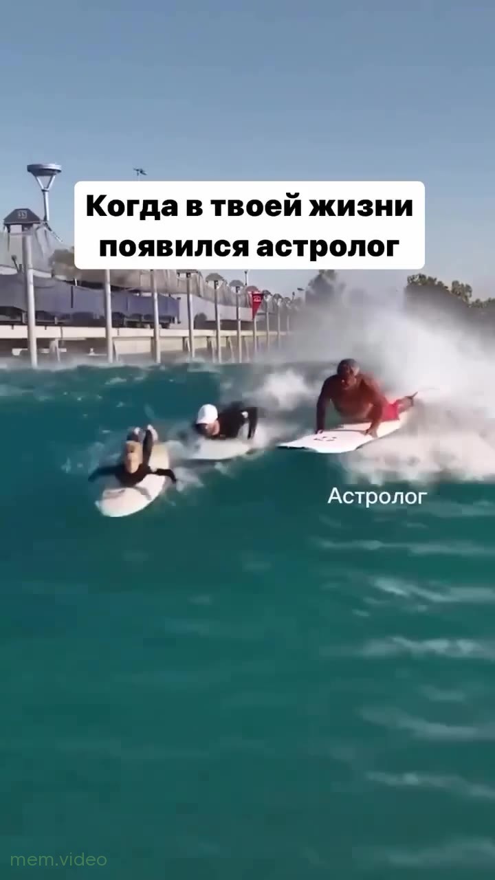 Кадр: Инструктор помогает встать на доску для серфинга