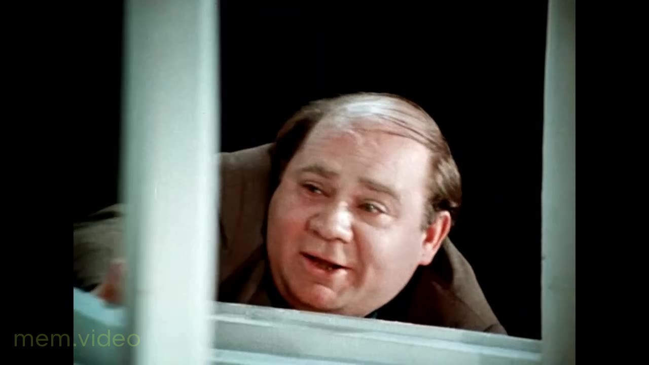 Кадр: Евгений Леонов лезет в окно: «Добрый вечер! К вам можно?»