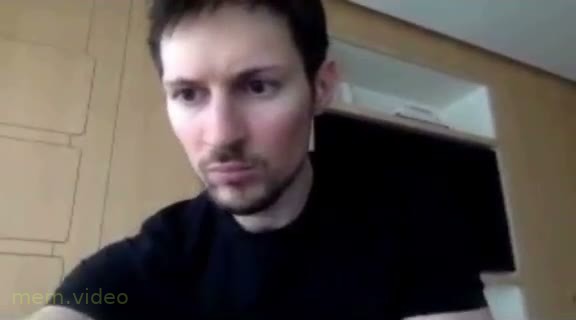 Кадр: Павел Дуров задумчиво подпирает подбородок