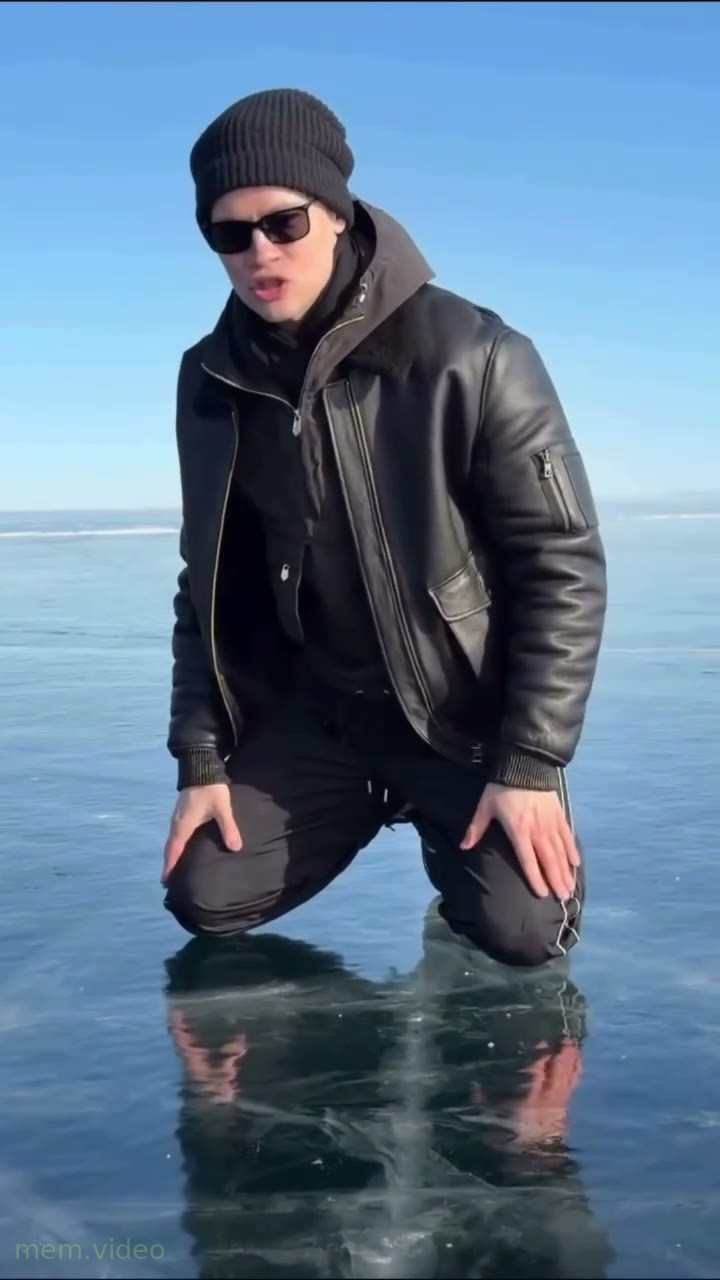 Кадр: Шаман лижет лед на Байкале: «А это вкусно!»