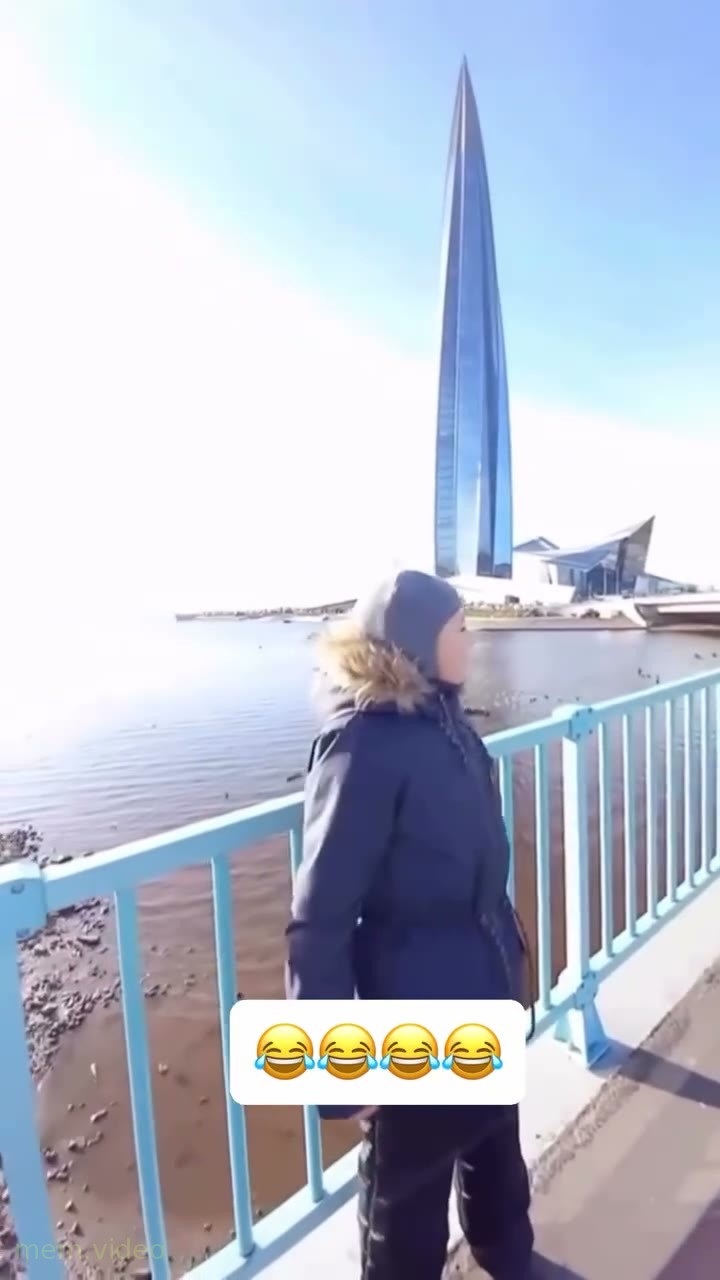 Кадр: "Я в Питере" — мальчик поет у Лахта-центра