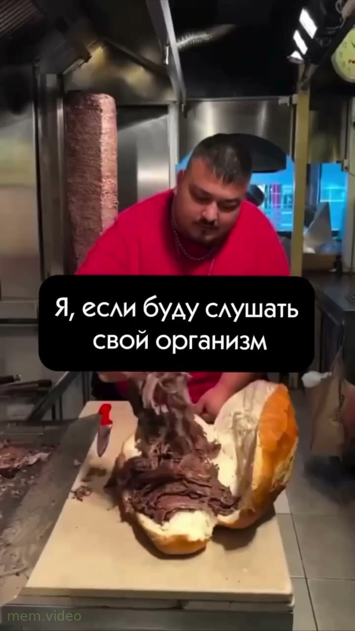 Кадр: Мужчина в красной футболке готовит гигантский бутерброд