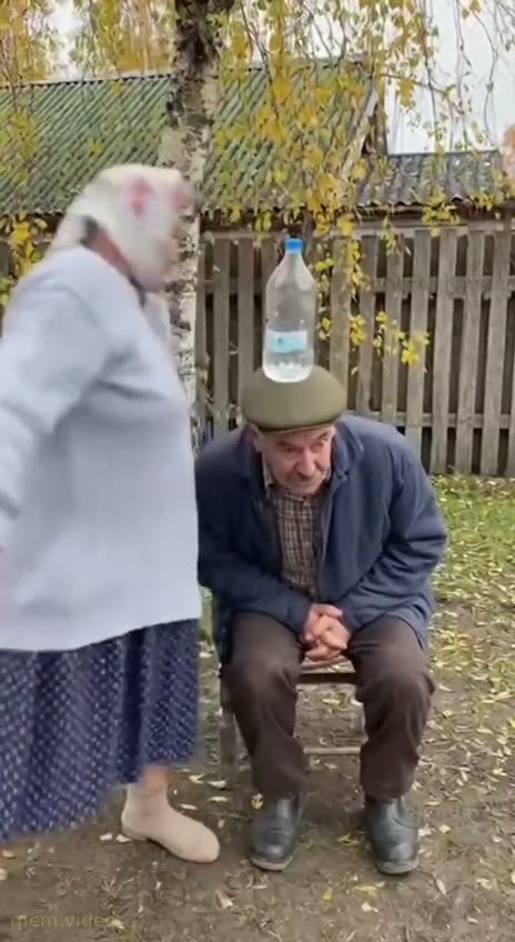 Кадр: Бабушка сбивает бутылку с головы деда — «Насмотрится своего тиктока»