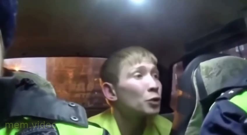 Кадр: "Я пил кофе Flash всю неделю" — мужчина в машине полиции