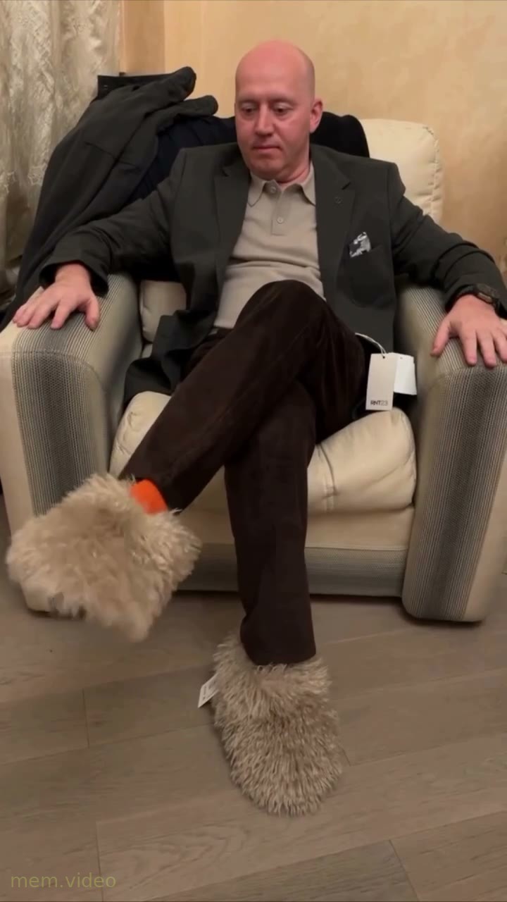 Кадр: Сергей Бурунов в меховых тапках ругается: «Фу, сидеть!»