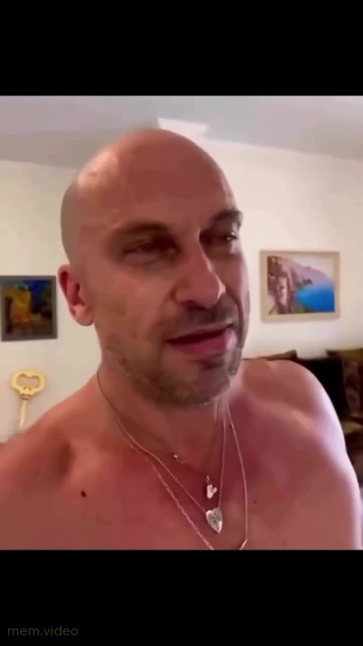 Кадр: "Ты дал, а твоим дельфины хотят" — мужчина поёт в комнате
