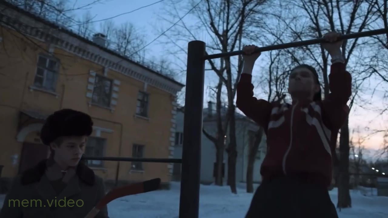 Кадр: «Слово пацана только для пацанов» — сцена на турнике