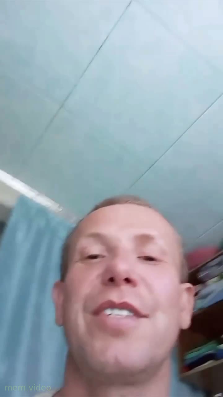 Кадр: «На улице пиздец солнце светит» — мужчина у окна